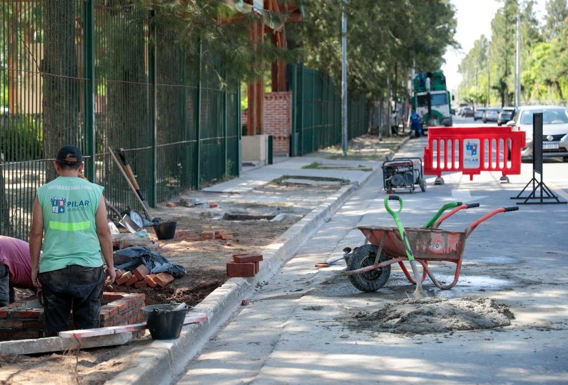 NOTICIAS PILAR:EL MUNICIPIO AVANZA  EN LOS TRABAJOS HIDRAULICOS SOBRE LA CALLE CAAMAÑO