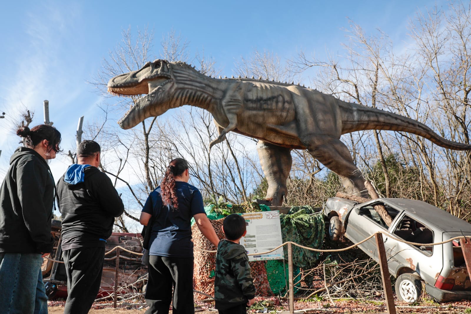 NOTICIAS PILAR:Soledad Peralta acompañó a las familias en el último fin de semana Parque Pilar Jurásico*