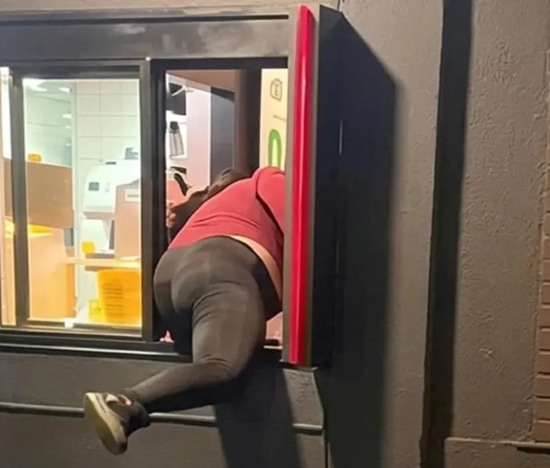 NOTICIAS ESCOBAR: BRUTAL PELEA DE MUJERES EN UN MCDONALD&acute;S DE ESCOBAR