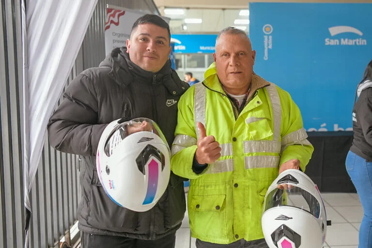 Marinucci entreg&oacute; cascos en San Mart&iacute;n: &ldquo;Usarlos es la diferencia entre la vida y la muerte&rdquo;