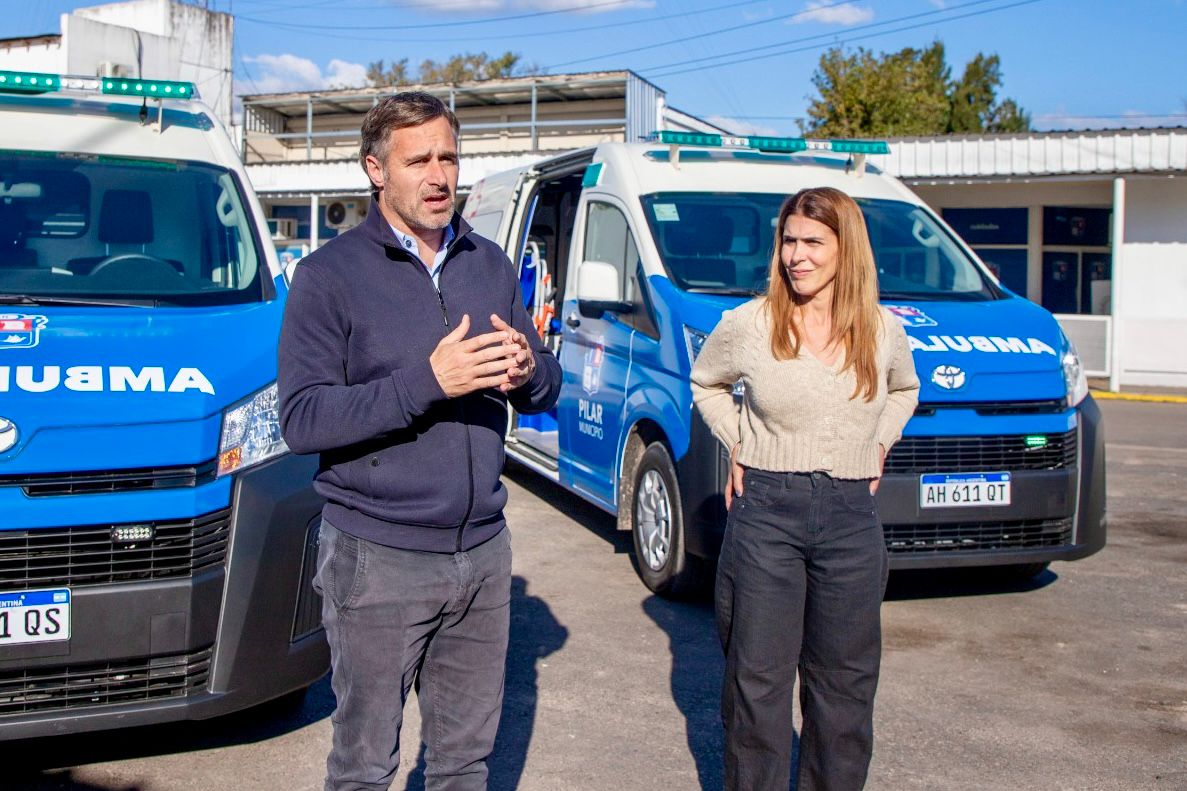 NOTICIAS PILAR:ACHAVAL Y PERALTA PRESENTARON DOS AMBULANCIAS PARA PILAR
