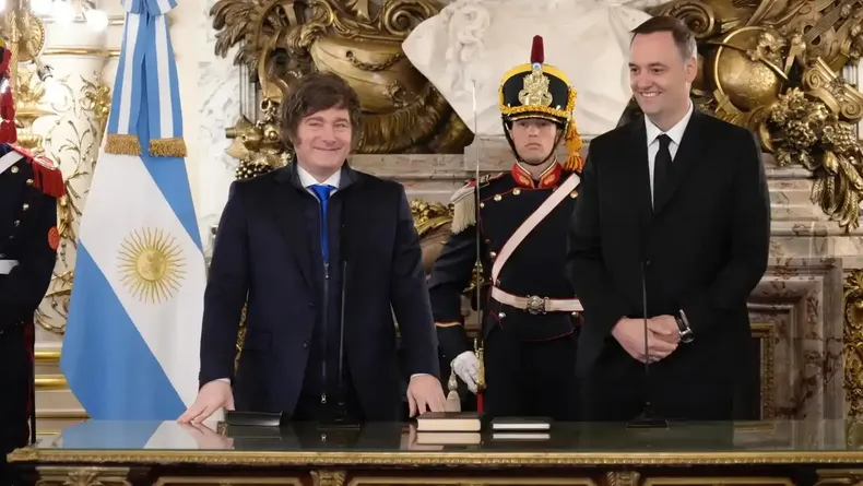 ADORNI CON LAS BOTAS PUESTAS. &iquest;CADAVER POLITICO?