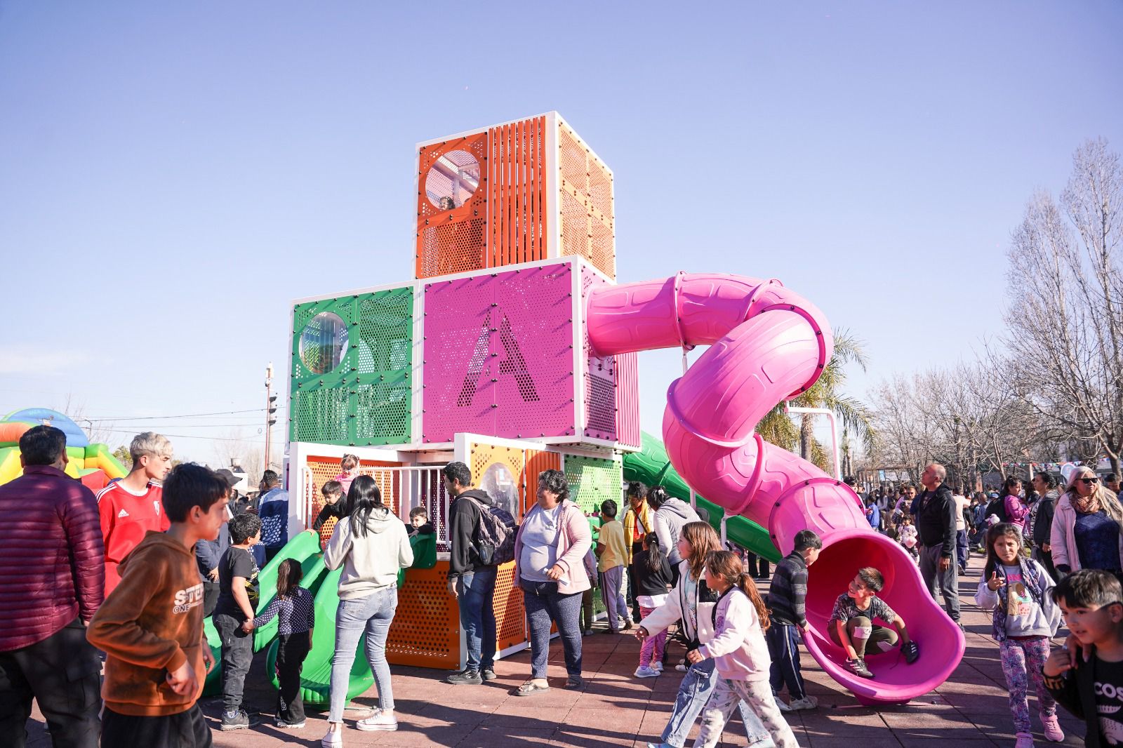 NOTICIAS PILAR:FEDERICO ACHAVAL Y SOLEDAD PERALTA INAUGURARON LA NUEVA PLAZA DE PERUZOTTI