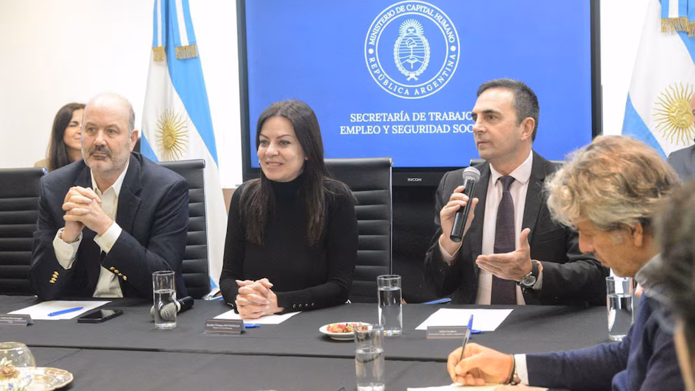 Golpe a Hugo Moyano: empresarios del interior pidieron a la Justicia que suspenda un decreto que consensuaron el Gobierno y la CGT