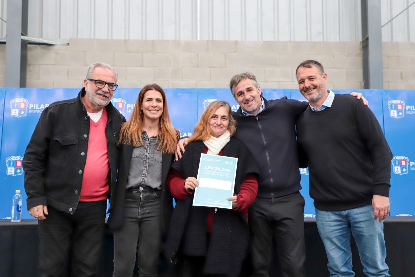 NOTICIAS PILAR*Peralta y Achával acompañaron a cientos de vecinos que obtuvieron las escrituras de sus hogares*