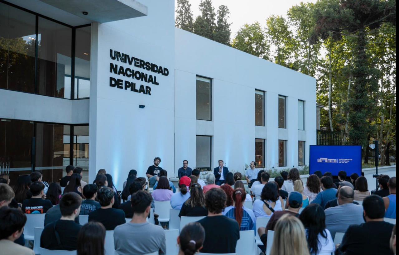 NOTICIAS PILAR: ACHAVAL EN EUNA CHARLA CON ESTUDIANTES