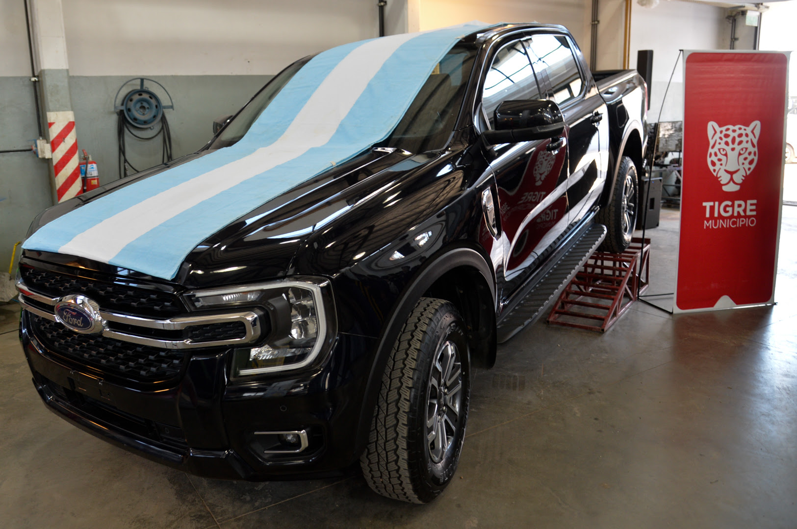 NOTICIAS DE TIGREEn Don Torcuato, Julio Zamora acompañó la entrega de un vehículo a la Escuela Técnica N° 4 junto a autoridades de Ford Argentina