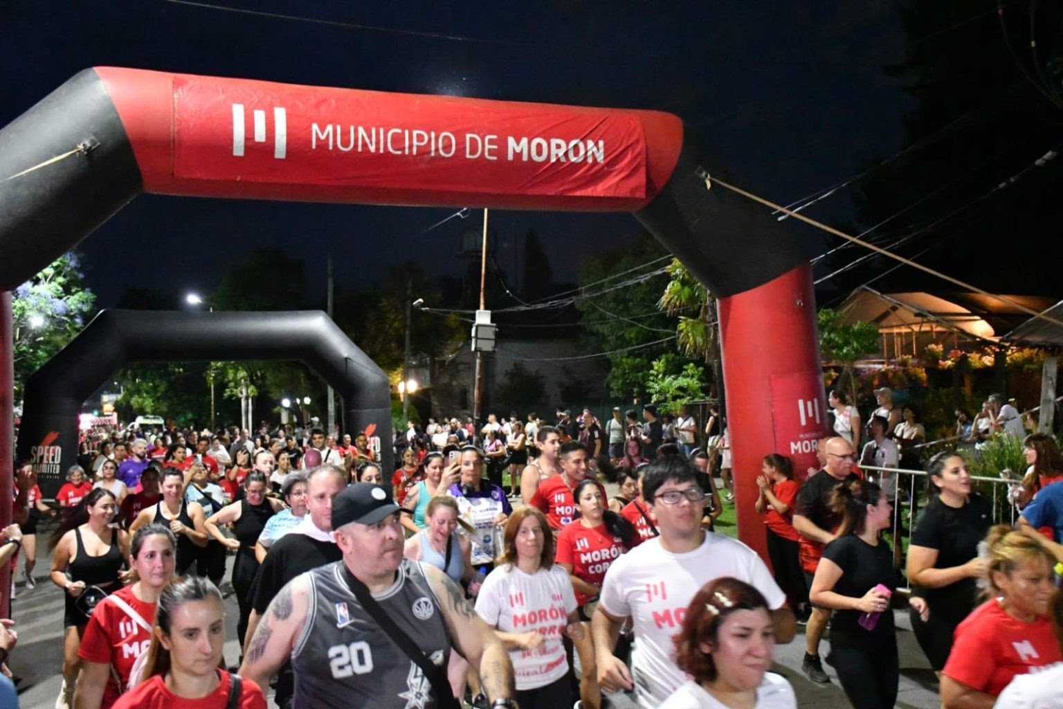 NOTICIAS MORON:MORON  VIBRO CON LAS CLASES DE ZUMBA Y LA PRUEBA ATLETICA NOCTURNA