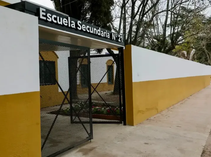 Ach&aacute;val recorri&oacute; las obras que renovaron dos escuelas de La Lonja en Pilar