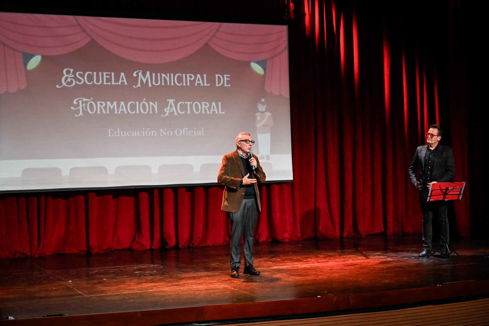 NOTICIAS DE TIGRE: Junto a Álvaro Navia, Julio Zamora presentó la apertura de la Escuela de Formación Actoral del Municipio de Tigre