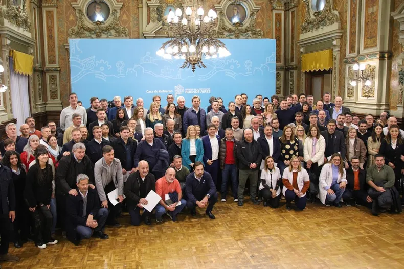 NOTICIAS PILAR: CUMBRE EN LA PLATA , DE KICILLOF Y INTENDENTES CONTRA EL AJUSTE  EN EN SALUD