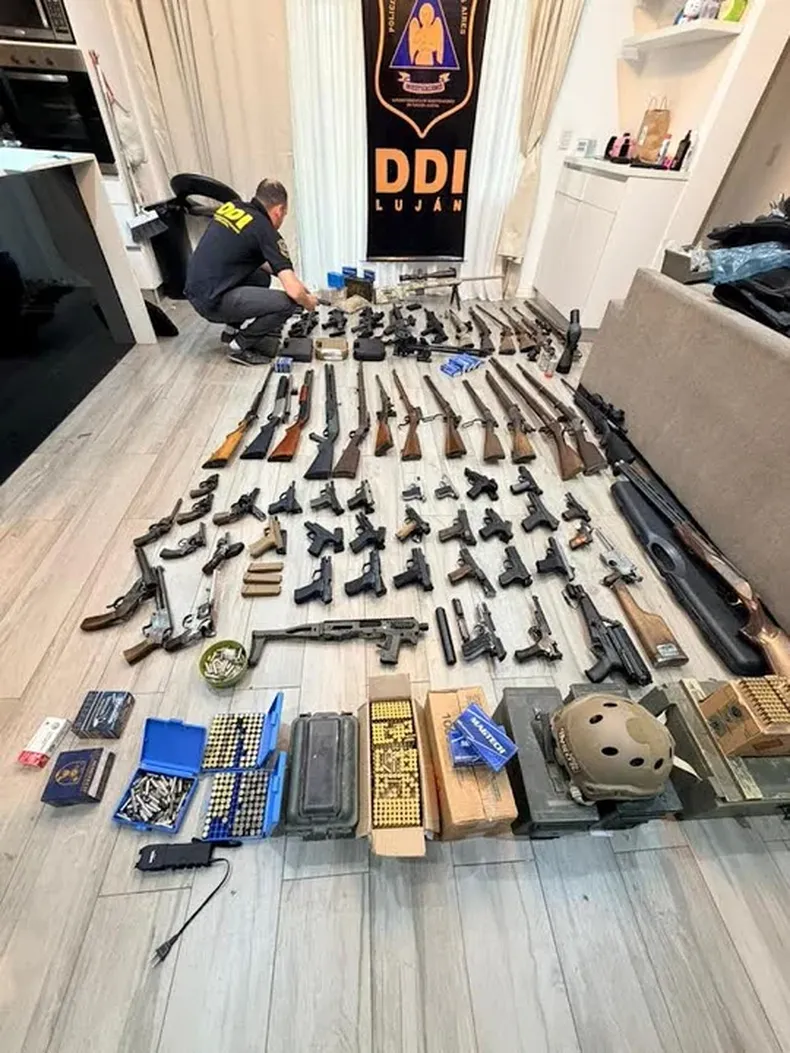 NOTICIAS PILAR: LO BUSCABAN POR UN CRIMEN EN LUJAN Y HALLARON UN ARSENAL EN UN COUNTRY DE PILAR