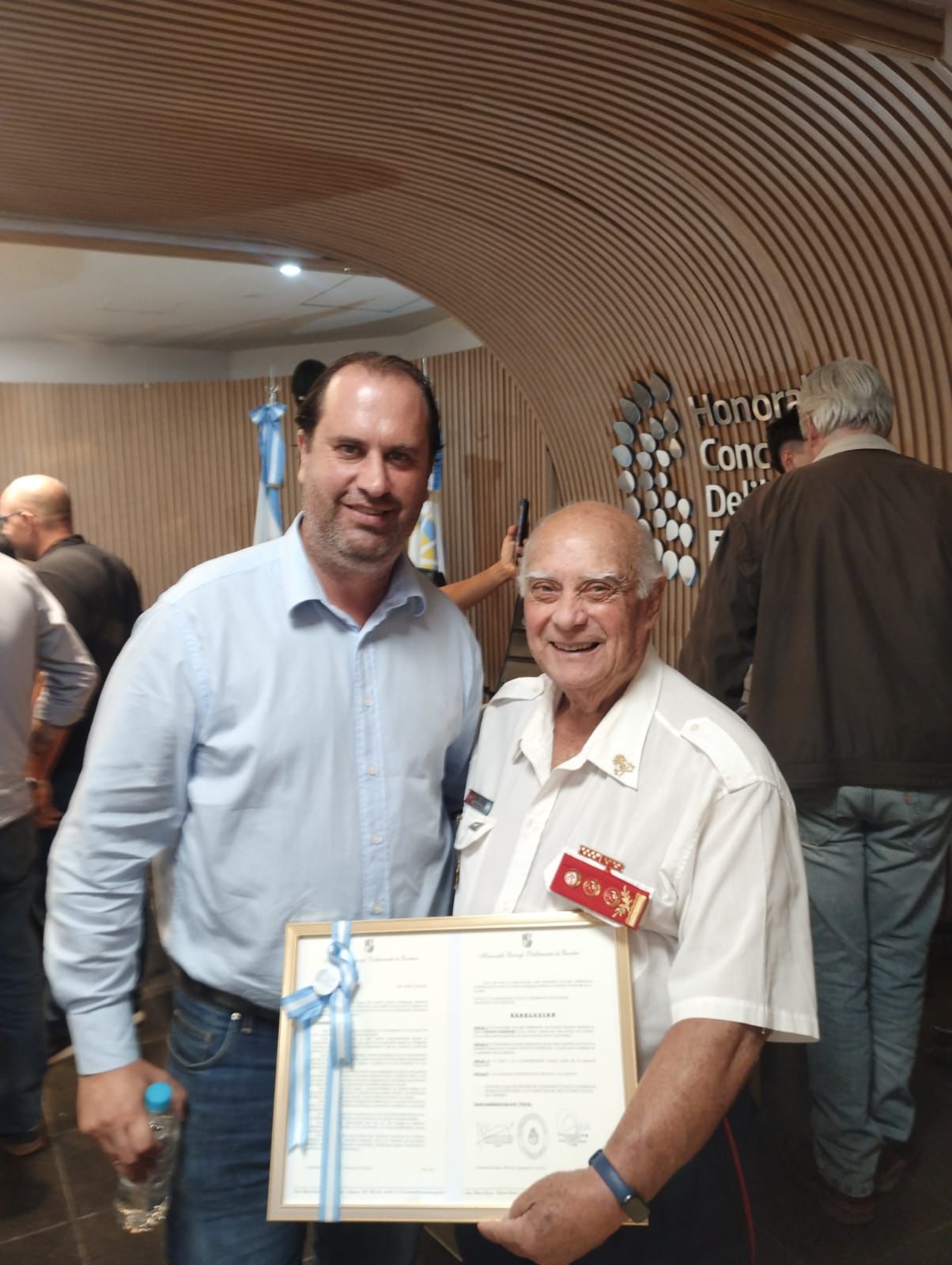 NOTICIAS ESCOBAR:LA LIBERTAD AVANZA ESCOBAR RINDE HOMENAJE A BOMBEROS VOLUNTARIOS .