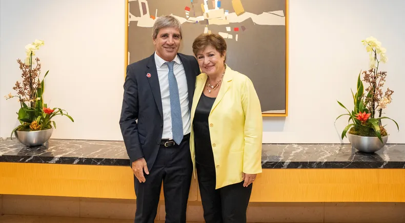 Toto Caputo da examen ante la misión del FMI y se justifica por no cumplir con la meta de reservas