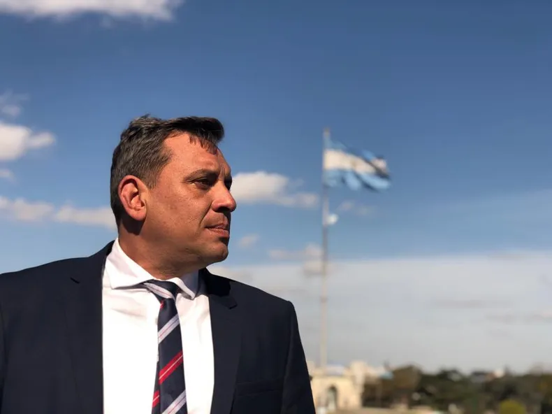 El candidato de Javier Milei en la Tercera sección llegó como un rayo a comisario inspector. "En zonas calientes no duraba ni nueve meses", dicen en la fuerza.